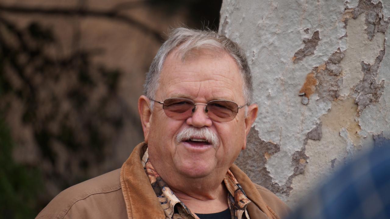 Image of Warren G. Roberts leading a tour of the UC Davis Arboretum.