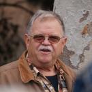 Image of Warren G. Roberts leading a tour of the UC Davis Arboretum.